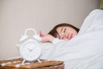 肩こりや腰痛など疲労困憊で、睡眠の質が低下し、ぐっすり眠りたい女性