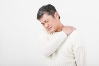 肩こりがひどくなりトリガーポイントの放散痛がある男性