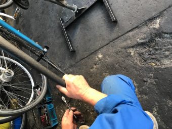 自転車修理専門店の職人